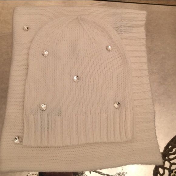 Victoria\'s Secret Hat & Scarf Set